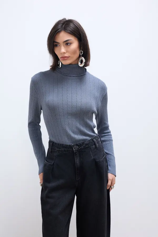 BLUSA DE TRICOT GOLA ROLE CINZA