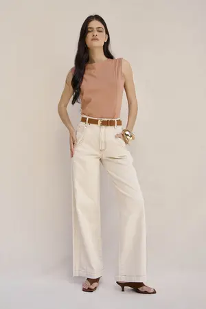 CALÇA DE SARJA RETA COM RECORTE LATERAL