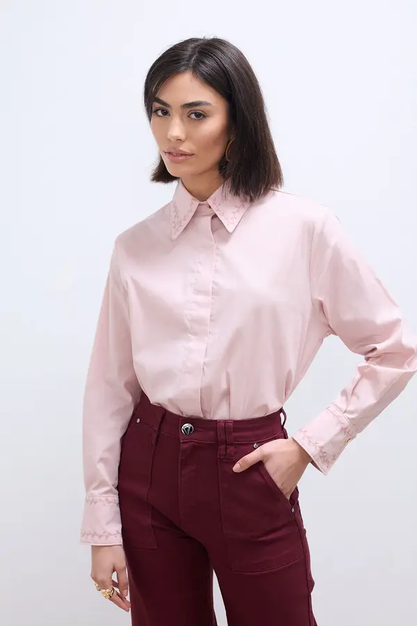 CAMISA DE TRICOLINE COM BORDADOS ROSÊ