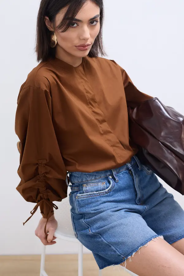 CAMISA TRICOLINE MANGA COM AJUSTE MARROM