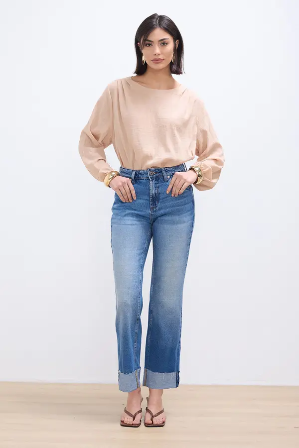 CALÇA JEANS RETA COM BARRA DOBRADA DENIM MÉDIO