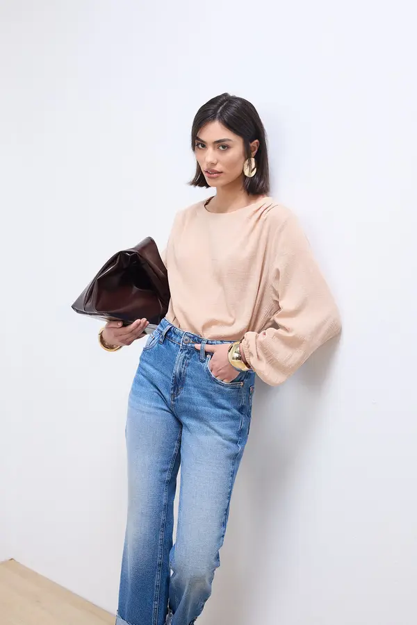 CALÇA JEANS RETA COM BARRA DOBRADA DENIM MÉDIO