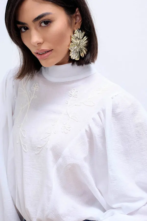 BLUSA MANGA AMPLA COM BORDADO