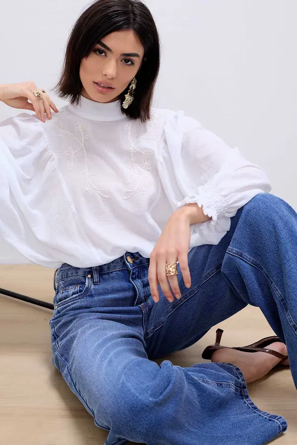 BLUSA MANGA AMPLA COM BORDADO