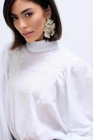 BLUSA MANGA AMPLA COM BORDADO