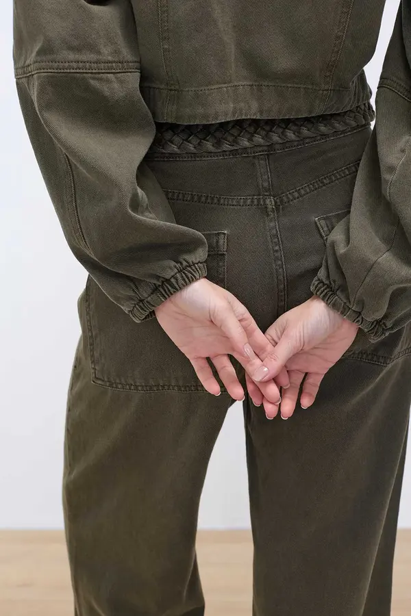 CALÇA DE SARJA RETA COM TRANÇA VERDE MILITAR
