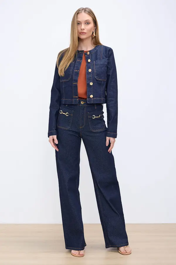 CALÇA JEANS RETA COM METAL DENIM ESCURO