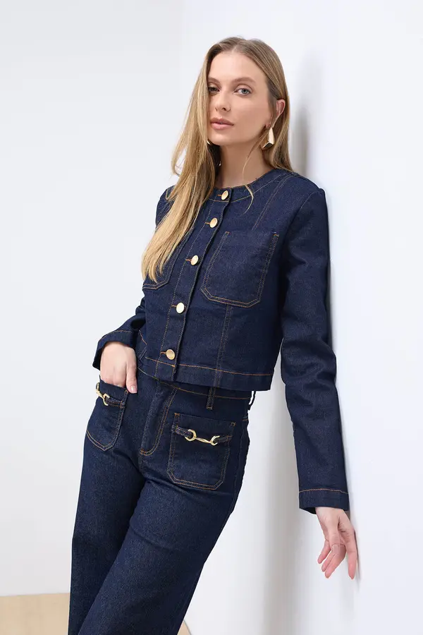 CALÇA JEANS RETA COM METAL DENIM ESCURO