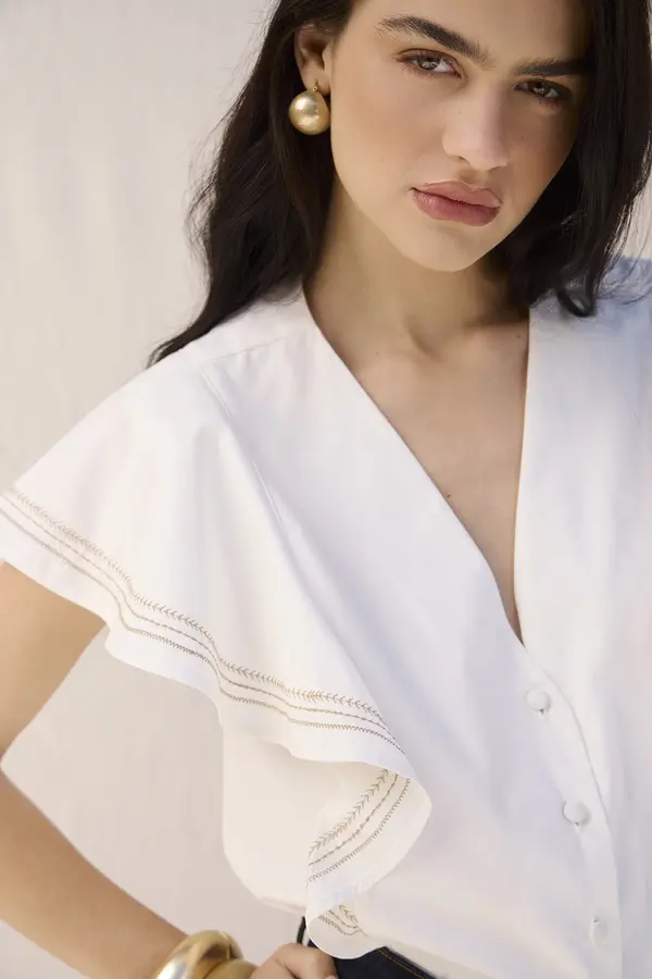 CAMISA COM BABADO E BORDADO MANGAS