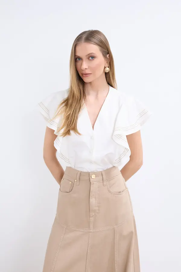 CAMISA COM BABADO E BORDADO MANGAS
