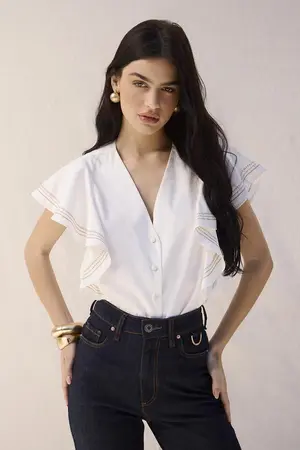 CAMISA COM BABADO E BORDADO MANGAS