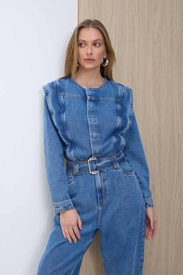 MACACÃO JEANS COM OMBROS MARCADOS DENIM MÉDIO