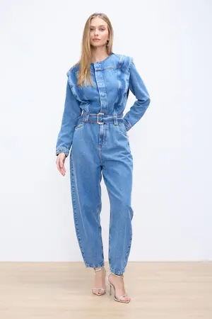 MACACÃO JEANS COM OMBROS MARCADOS DENIM MÉDIO