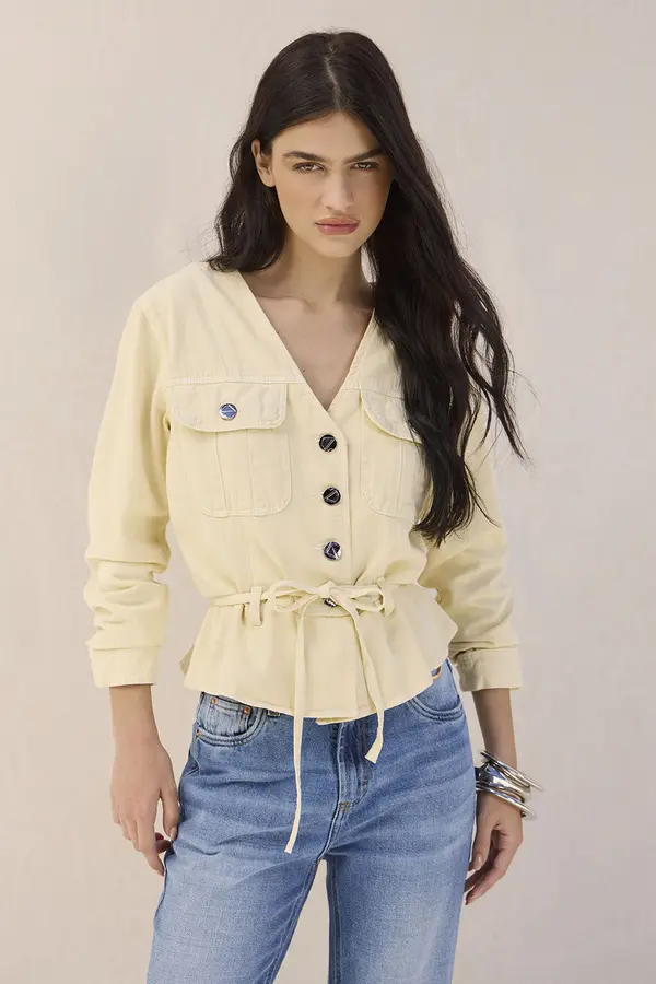 JAQUETA DE SARJA COM AMARRAÇÃO MANTEIGA