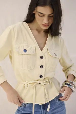 JAQUETA DE SARJA COM AMARRAÇÃO MANTEIGA