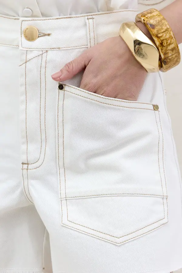 SHORT DE SARJA COM MAXI BOLSOS OFF WHITE