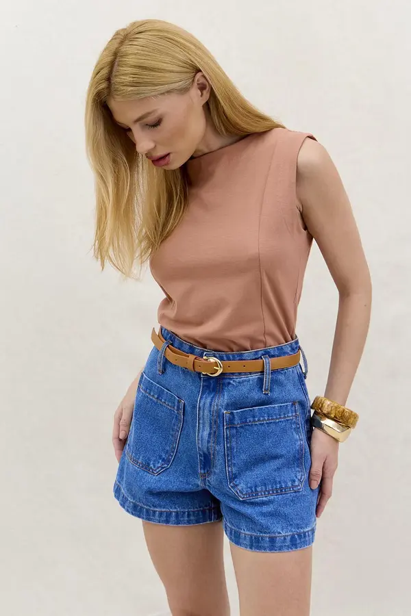 SHORT JEANS DENIM MÉDIO COM CINTO