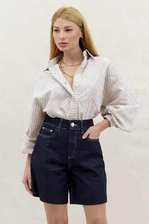 BERMUDA JEANS ALONGADA DENIM ESCURO