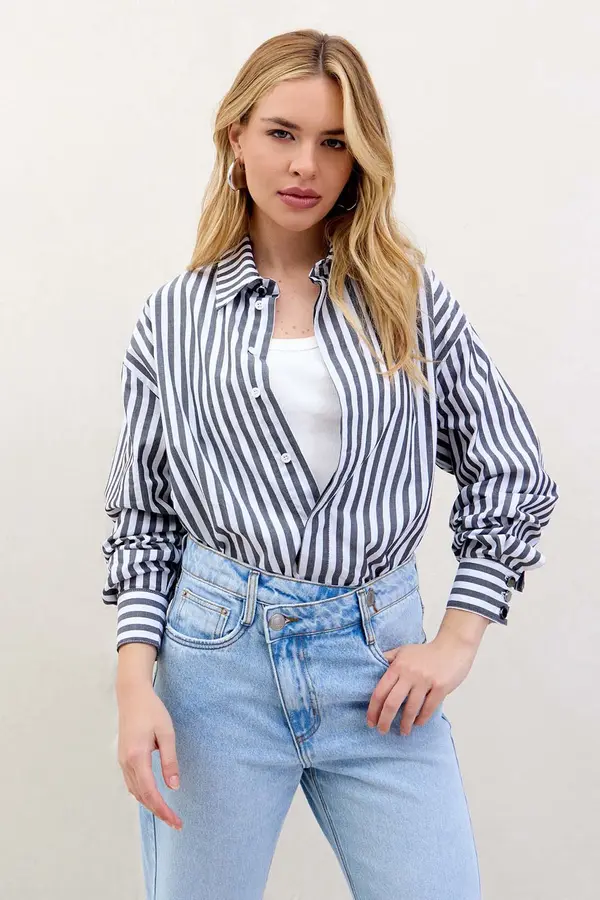 CAMISA DE TRICOLINE AMPLA COM LISTRAS