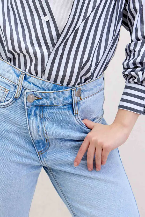 CALÇA JEANS RETA CÓS DESLOCADO DENIM MÉDIO
