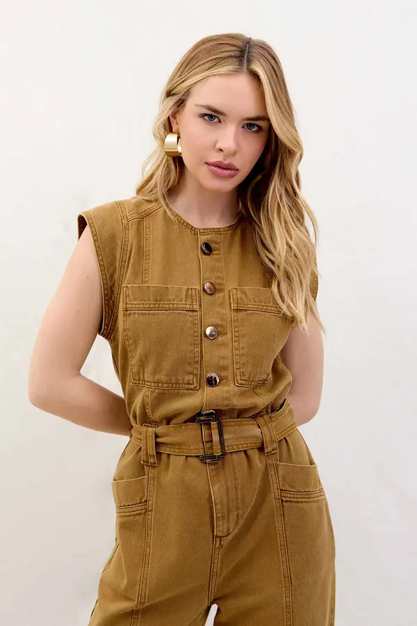 MACACÃO DE SARJA COM CINTO OCRE