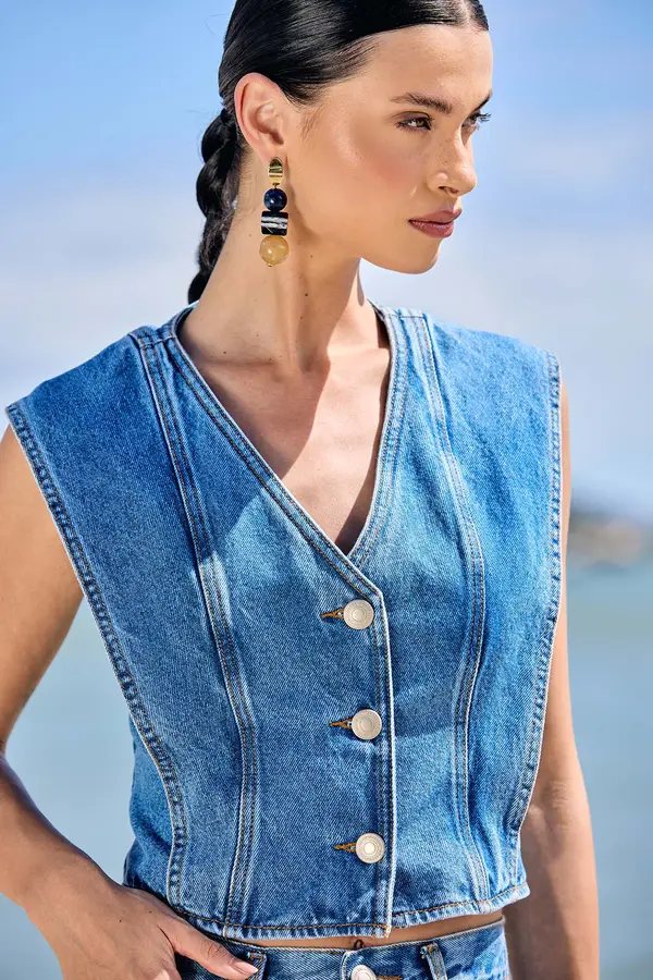 BLUSA JEANS COM OMBROS MARCADOS DENIM MÉDIO