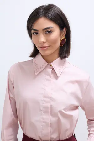 CAMISA DE TRICOLINE COM BORDADOS ROSÊ