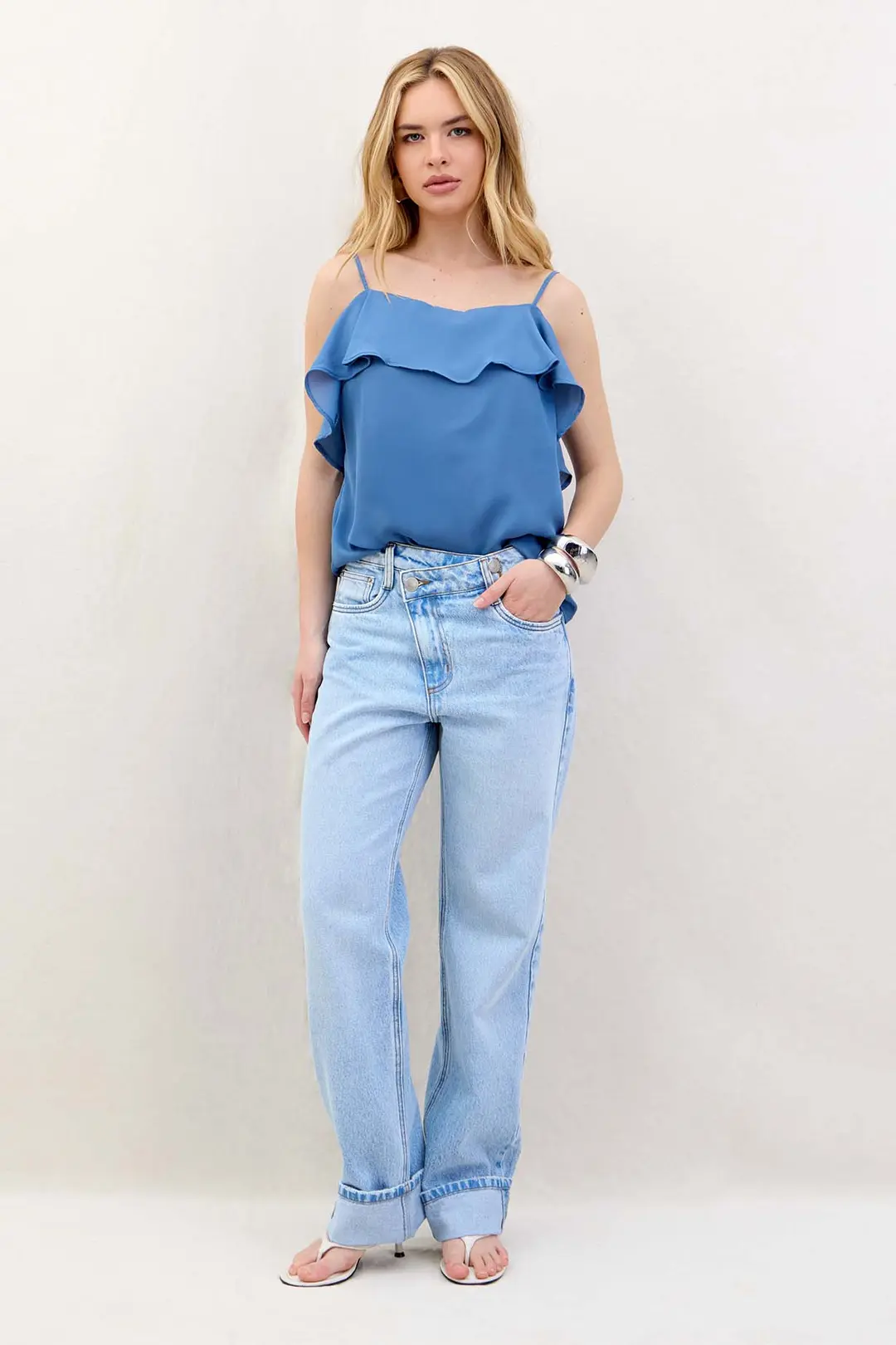 CALÇA JEANS RETA CÓS DESLOCADO DENIM MÉDIO - CALÇA JEANS RETA CÓS