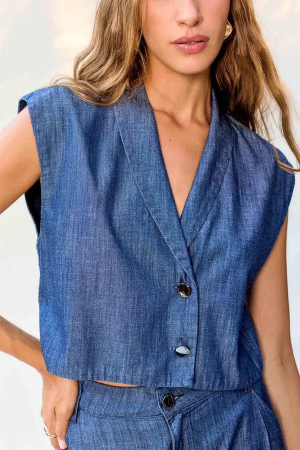 COLETE JEANS LEVE COM GOLA TRANSPASSADA DENIM ESCURO