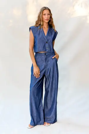 CALÇA JEANS LEVE PANTALONA COM PREGAS DENIM ESCURO