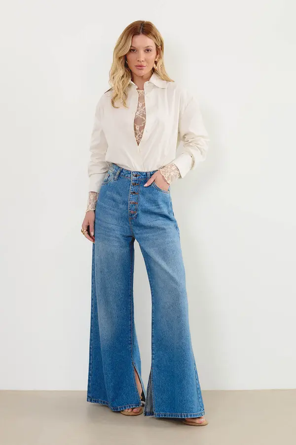 CALÇA JEANS WIDE LEG COM BOTÕES DENIM MÉDIO