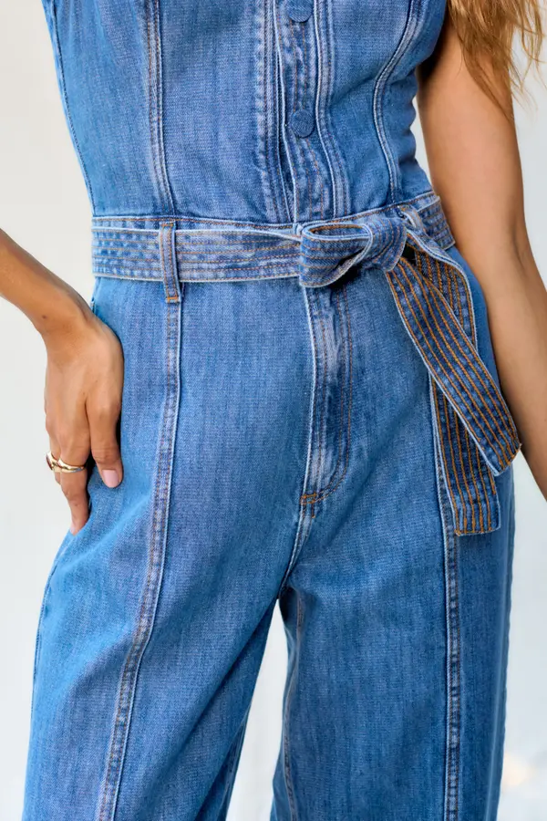 MACACÃO JEANS DE ALÇAS COM RECORTES DENIM MÉDIO