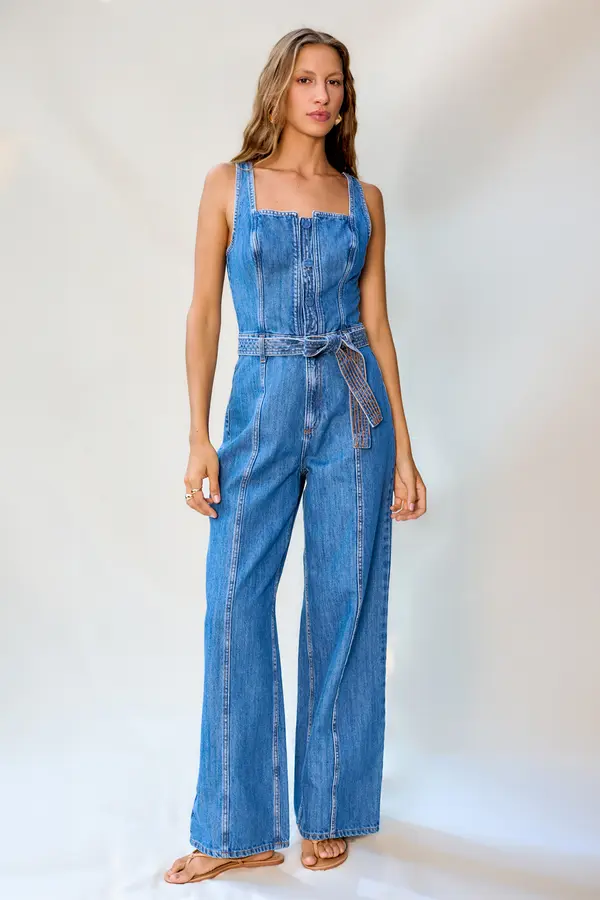 MACACÃO JEANS DE ALÇAS COM RECORTES DENIM MÉDIO