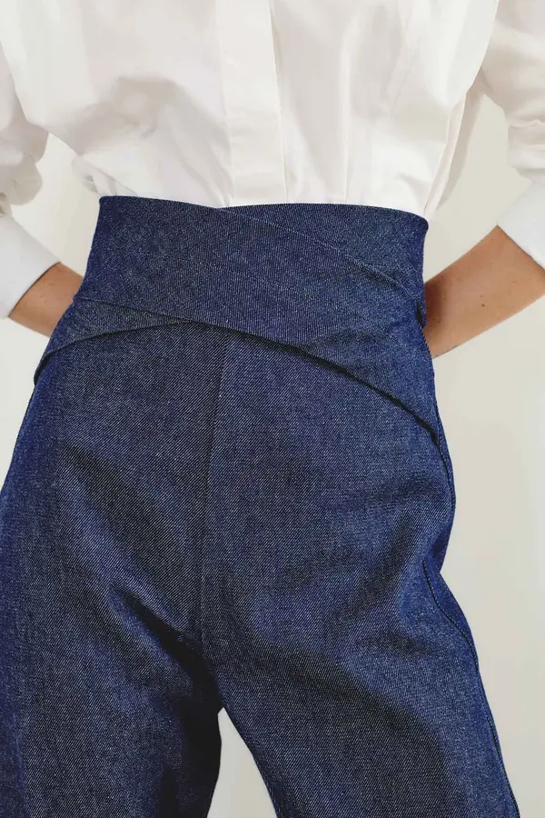 CALÇA JEANS COM CÓS TRANSPASSADO DENIM ESCURO