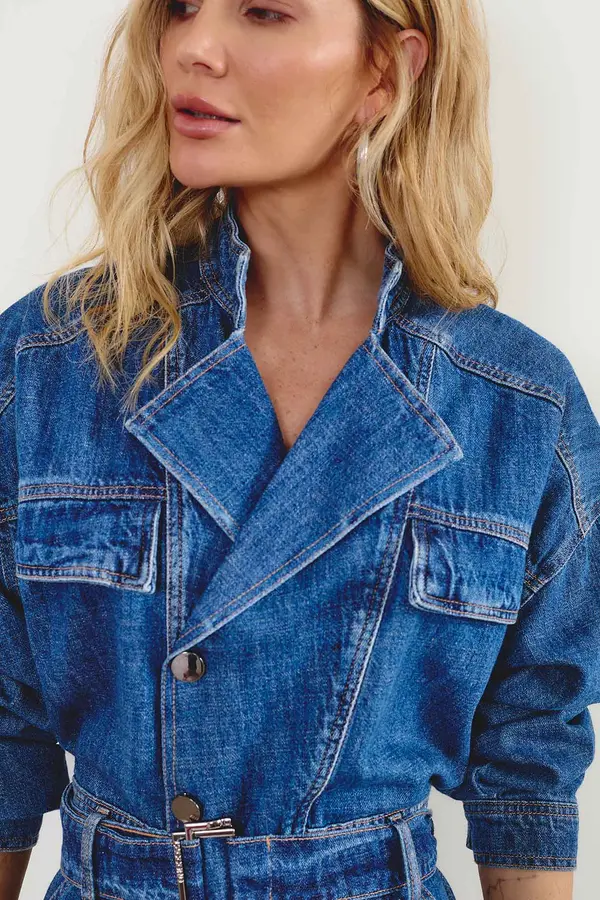 MACACÃO JEANS COM DECOTE TRANSPASSADO DENIM ESCURO