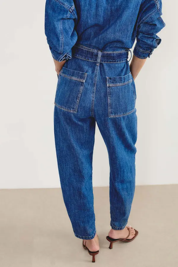 MACACÃO JEANS COM DECOTE TRANSPASSADO DENIM ESCURO - MACACÃO JEANS