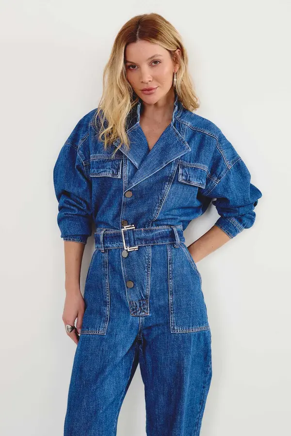 MACACÃO JEANS COM DECOTE TRANSPASSADO DENIM ESCURO - MACACÃO JEANS