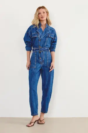 MACACÃO JEANS COM DECOTE TRANSPASSADO DENIM ESCURO