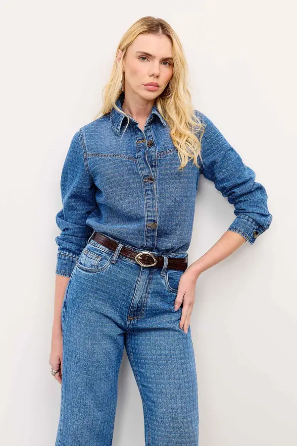 CAMISA JEANS COM TEXTURA DENIM MÉDIO