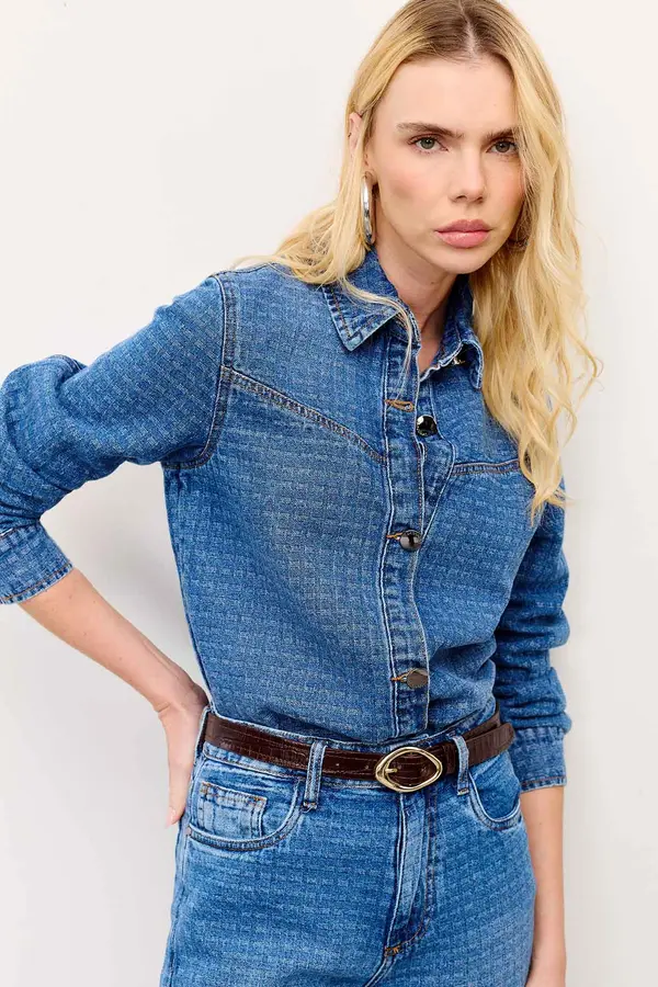 CAMISA JEANS COM TEXTURA DENIM MÉDIO