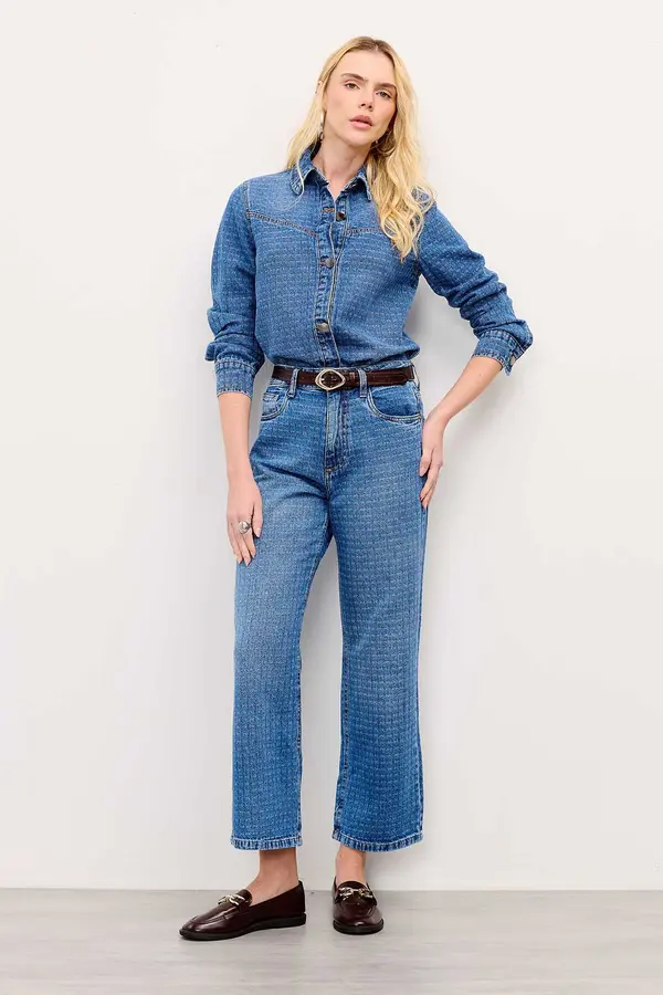 CALÇA JEANS RETA COM TEXTURA DENIM MÉDIO