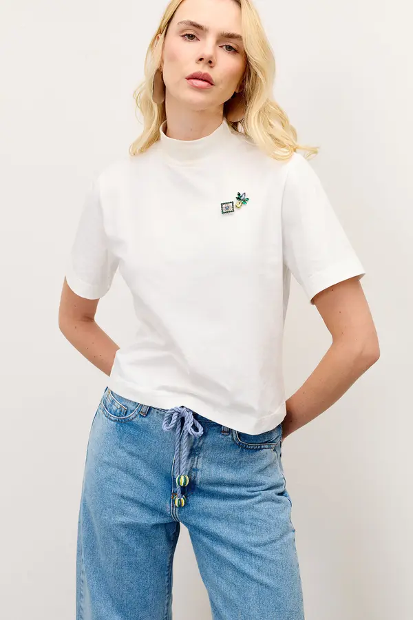 BLUSA T-SHIRT GOLA ALTA COM BROCHES
