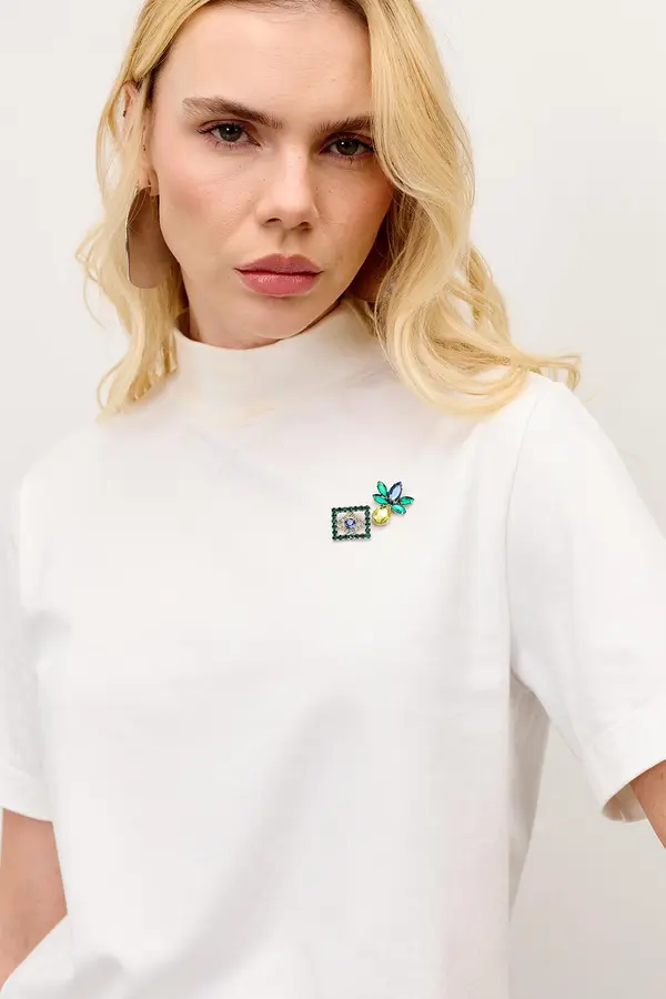 BLUSA T-SHIRT GOLA ALTA COM BROCHES