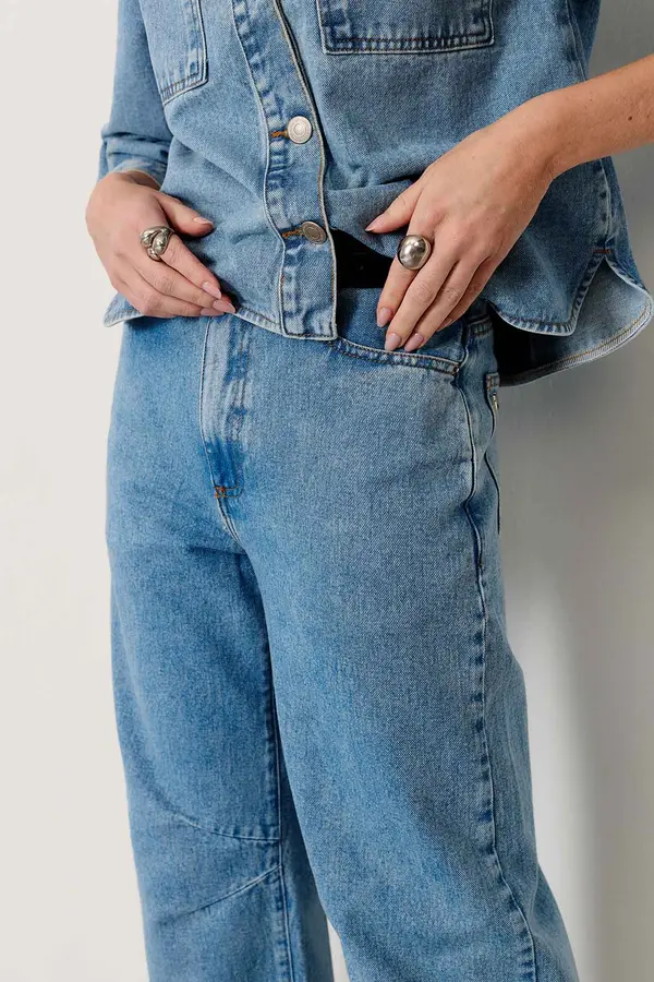 CALÇA JEANS BALLOON COM RECORTES DENIM MÉDIO