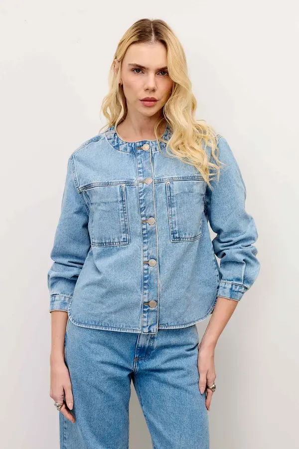 JAQUETA JEANS AMPLA COM BOLSOS DENIM MÉDIO