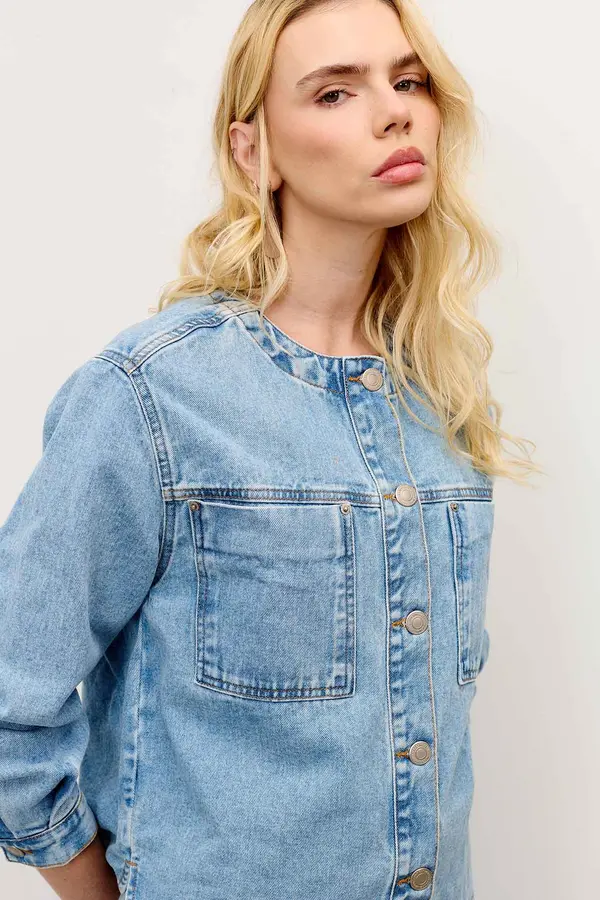 JAQUETA JEANS AMPLA COM BOLSOS DENIM MÉDIO