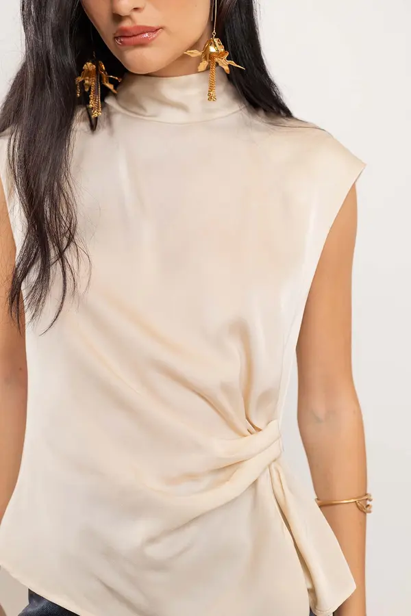 BLUSA COM DETALHE FRANZIDO